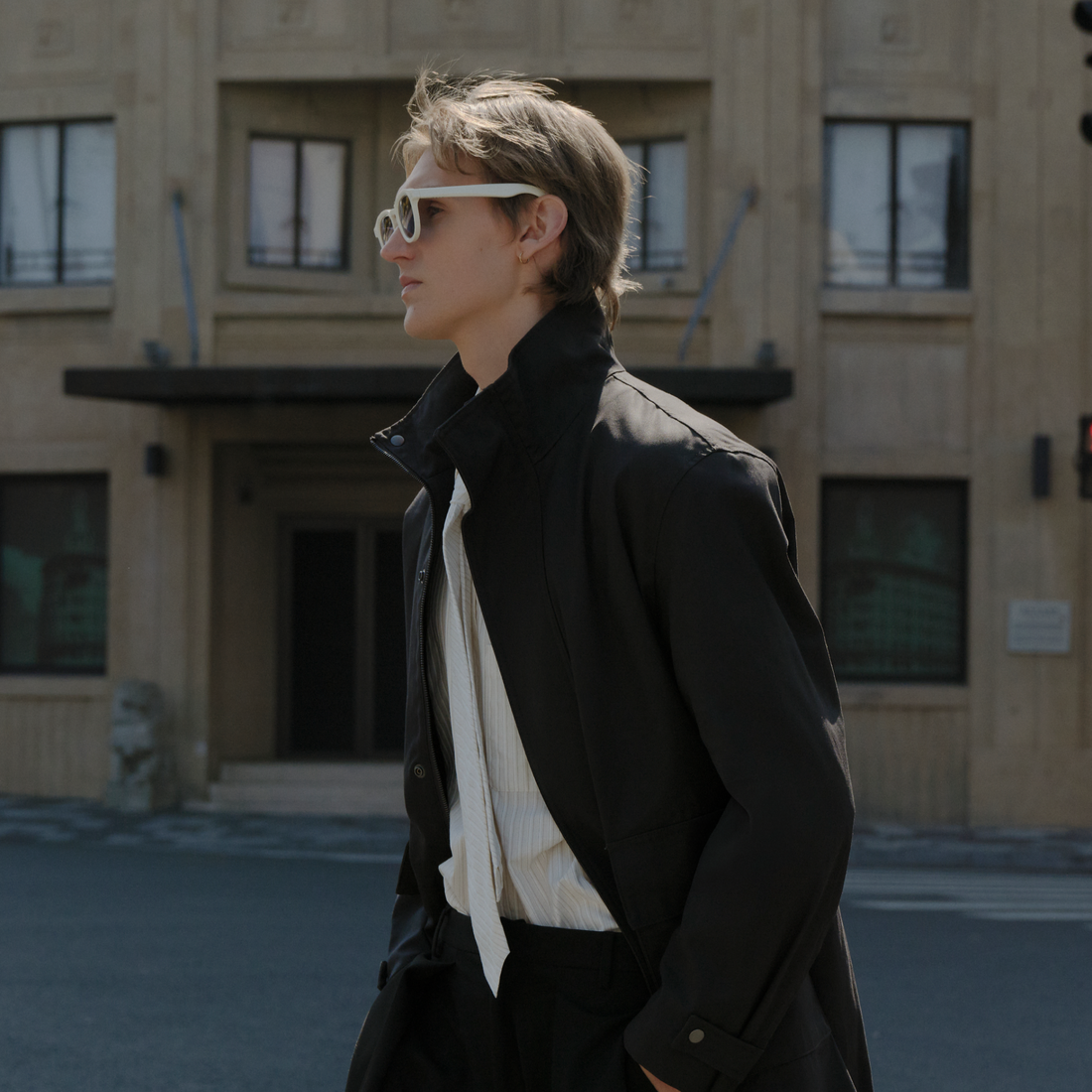 How to Wear Sunglasses With (and Without) Makeup