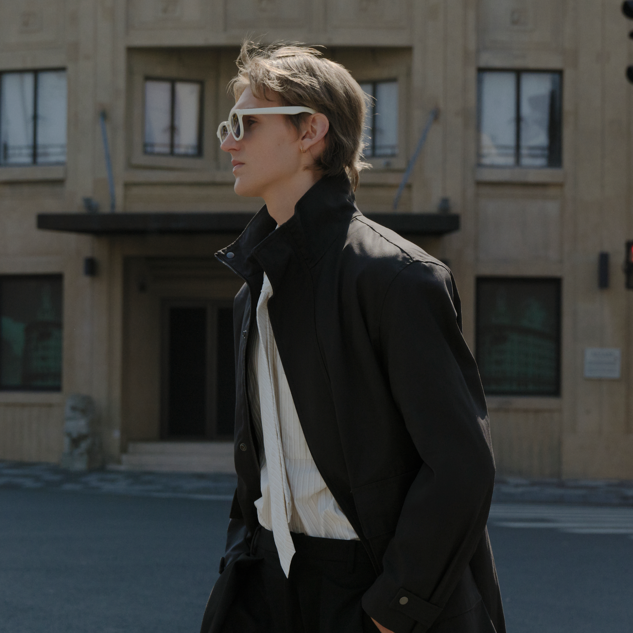 How to Wear Sunglasses With (and Without) Makeup